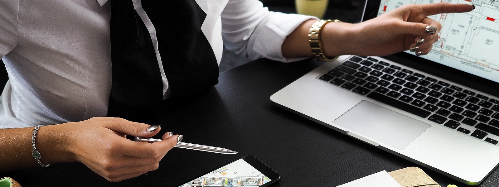 <p>Un sistema de gesti&oacute;n de relaciones con el cliente (CRM, por sus siglas en ingl&eacute;s) es una herramienta fundamental para todas las empresas.&nbsp;</p>

<p>El CRM-armorsystem proporci&oacute;n una soluci&oacute;n&nbsp;integrada&nbsp;para la gesti&oacute;n del ciclo comercial, desde la creaci&oacute;n y detecci&oacute;n de las necesidades de tus clientes y contactos, hasta la gesti&oacute;n de presupuestos,&nbsp;facturaci&oacute;n,&nbsp;soporte t&eacute;cnico y costes comerciales.</p>
