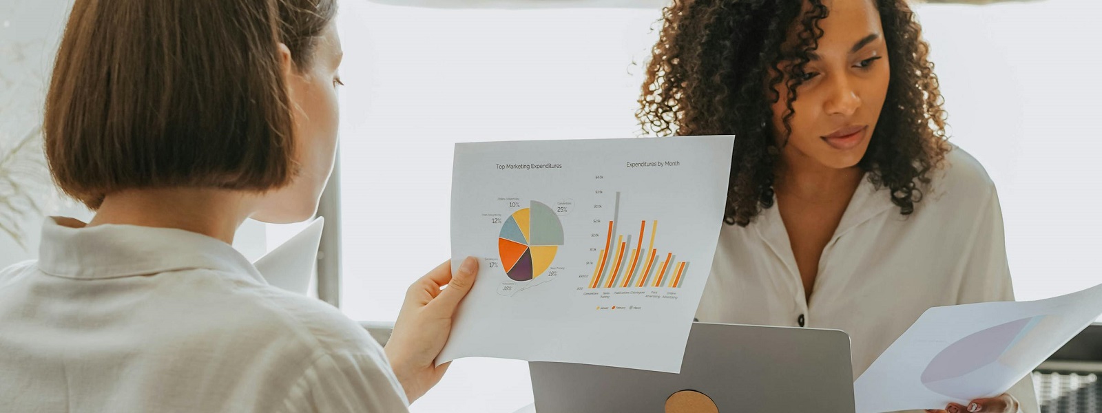 <p>La factura electr&oacute;nica para pymes con menos de 8 millones de facturaci&oacute;n ser&aacute; obligatoria dos a&ntilde;os despu&eacute;s de que se haya aprobado el reglamento de la Ley Crea y Crece en octubre de&nbsp;2024. Por encima de 8 millones ese plazo se reduce a un a&ntilde;o.&nbsp;Superados estos plazos, ya todas los pymes y profesionales deber&aacute;n expedir, remitir y recibir facturas electr&oacute;nicas en sus relaciones comerciales con otros empresarios y profesionales espa&ntilde;oles.</p>
