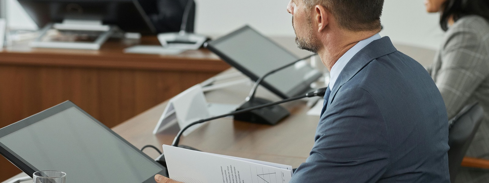 <p>La facturaci&oacute;n electr&oacute;nica podr&aacute; realizarse mediante la soluci&oacute;n p&uacute;blica de facturaci&oacute;n electr&oacute;nica, mediante&nbsp;plataformas privadas de facturaci&oacute;n electr&oacute;nica o mediante la combinaci&oacute;n de ambas v&iacute;as.</p>

<p>Las pymes deben optar sin dudar por la opci&oacute;n p&uacute;blicam, quiz&aacute; con&nbsp;peque&ntilde;os&nbsp;complementos espec&iacute;ficos admitidos por la AEAT. La&nbsp;alternativa privada&nbsp;tendr&aacute; un coste y una incertidumbre t&eacute;cnica y f&iacute;scal dificilmente asumible para una empresa de peque&ntilde;o o mediano tama&ntilde;o.</p>
